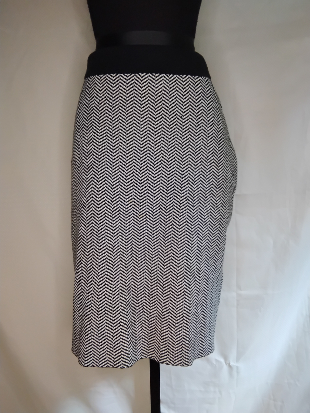Elle Black & White Chevron Pencil Skirt